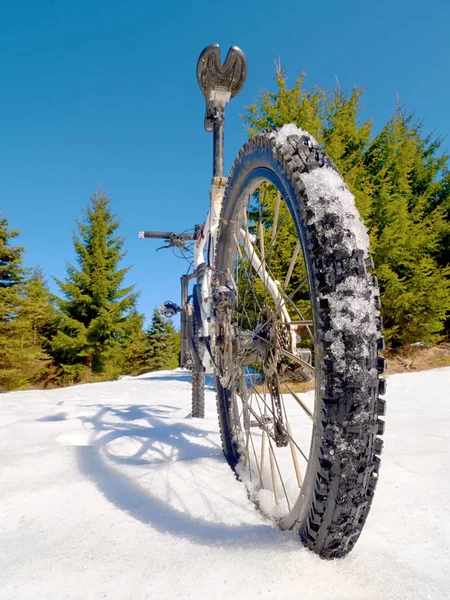 Cerca Amplia Vista Bicicleta Montaña Queda Nieve Invierno Montañas Nevadas — Foto de Stock