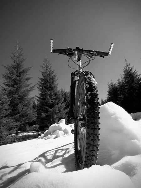 Cerca Amplia Vista Bicicleta Montaña Queda Nieve Invierno Montañas Nevadas — Foto de Stock