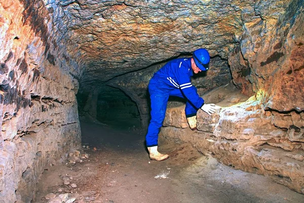 Travail Souterrain Travailleur Courbé Dans Ensemble Bleu Casque Sécurité Tient — Photo