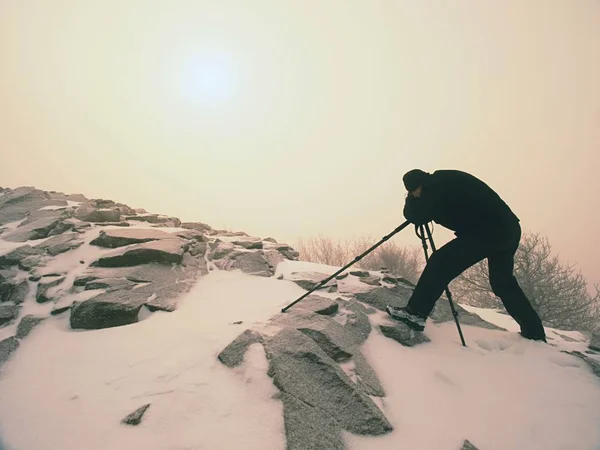 Mann Mit Kamera Auf Schneebedecktem Felsen Machen Landschaftsfoto Fotograf Auf — Stockfoto