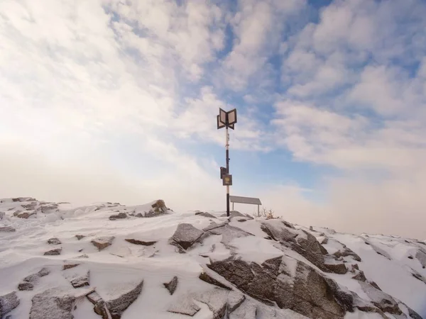 Cumes Montanhosos Escorregadios Outono Coberto Com Primeira Neve Escondido Névoa — Fotografia de Stock