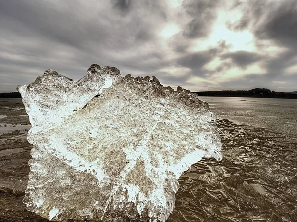 Замерзшая Грязь Лужа Грязной Воды Коричневый Серебристый Лед Красивой Текстурой — стоковое фото