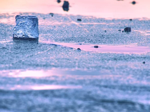壊れた氷の青と白の部分 壊れた氷の融解 凍った湖の流氷を粉砕しました 夕日の反射での暖かい色 — ストック写真