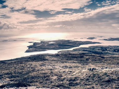 Zavallı çim üzerinde kayalık dağ tepe deniz defne yukarıda kuru. Dağ deniz manzarası, deniz, yatay yukarıda.