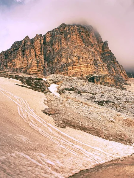 Cime Lavaredo 岩石藏在柔和的雾中 意大利白云岩早期夏季之旅 — 图库照片