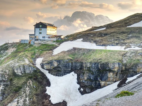 Dolomity Włochy Maja 2018 Refugio Auronzo Bacówka 2333M Dolomity Włochy — Zdjęcie stockowe