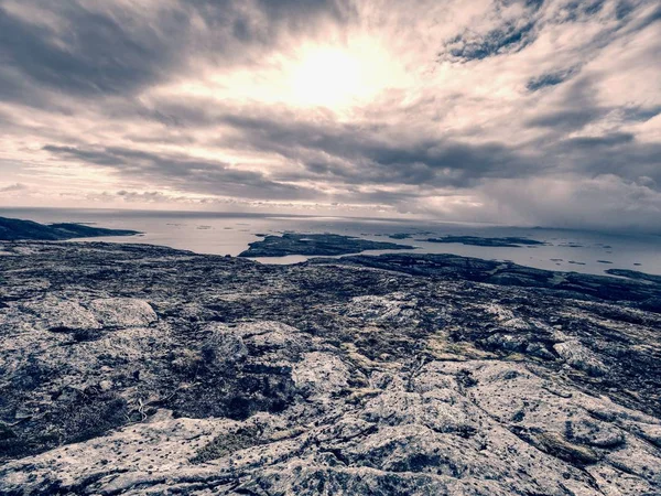 산에서 마을과 보기를 낚시로 가깝다 어촌으로 베이를 있습니다 독특한 스칸디나비아 — 스톡 사진