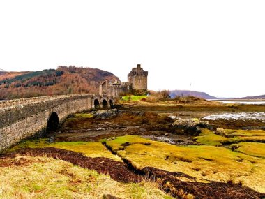 Gelgit Eilean Donan Kalesi, İskoçya, göle. Kuru deniz yosunu köprü