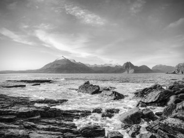 Kayalar Elgol, Loch Scavaig, Isle of Skye İskoçya yakınlarında. Soğuk Şubat akşamları sıcak günbatımı renkleri. Popüler fotoğrafçılar hedef.
