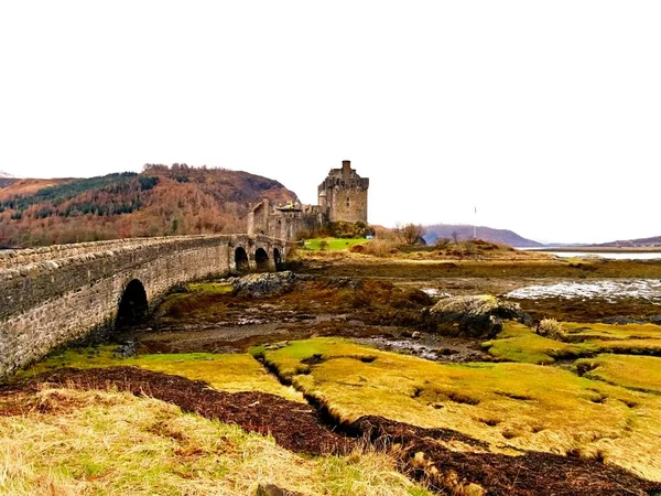 アイリーンドナン城 スコットランドの湖で潮の干満 乾燥した海藻橋します — ストック写真