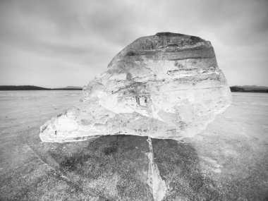 Yüzen buz kütlesi ve karanlık donmuş ve düz zeminde ezilmiş buz. Ezilmiş buz güçlü renkli arka ışık parlayan.