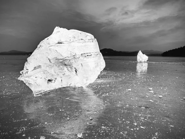 Des Glaçons Sur Sol Sombre Réfléchissant Des Morceaux Brillants Glace — Photo