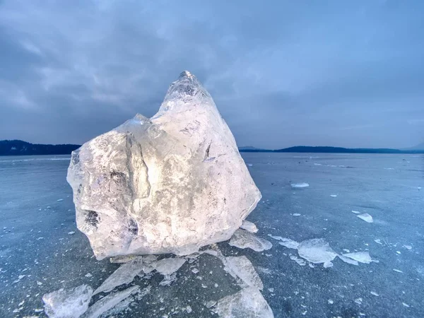 天然冰块 由于强风对岸边和移动 浮冰打破 严寒冬季天气 — 图库照片