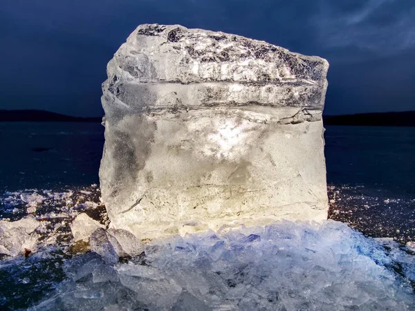 Des Glaçons Sur Sol Sombre Réfléchissant Des Morceaux Brillants Glace — Photo