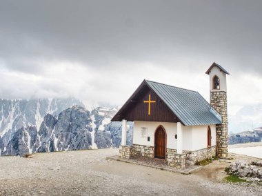 Tre Cime turu. Dolomites Alpleri 'nde Tre Cime di Lavaredo yakınlarında bir dağ şapeli.