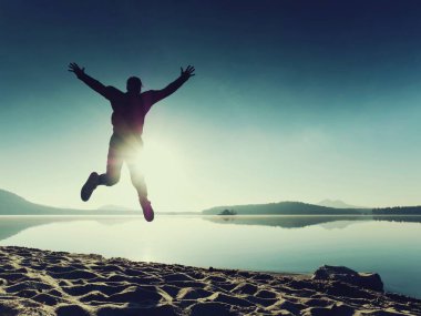 Adam güzel günbatımında tropikal beyaz kum plaj mavi gökyüzü altında görüntüleyin. Plaj spor ve egzersiz.