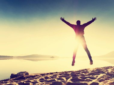 Adam güzel günbatımında tropikal beyaz kum plaj mavi gökyüzü altında görüntüleyin. Plaj spor ve egzersiz.