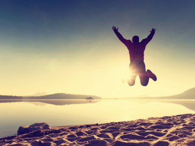 Adam güzel günbatımında tropikal beyaz kum plaj mavi gökyüzü altında görüntüleyin. Plaj spor ve egzersiz.