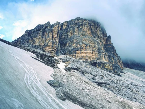 霧ピークのサッソ Landro 巨大な Tre Cime Lavaredo イタリアのドロミテ — ストック写真