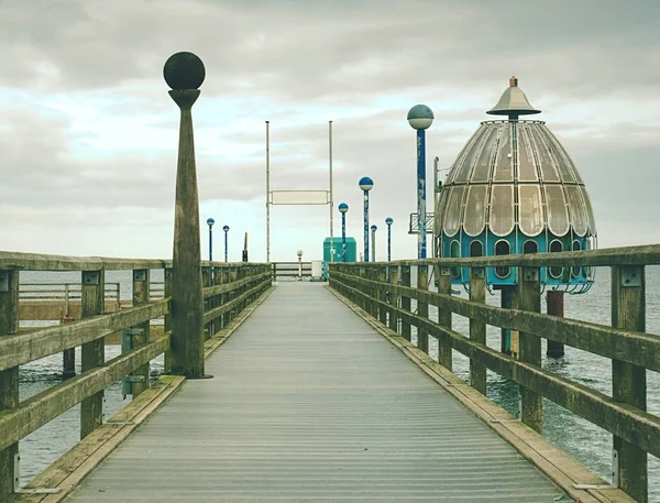 夏の海と青い空につながる木製の橋脚 島の有名な観光スポット — ストック写真