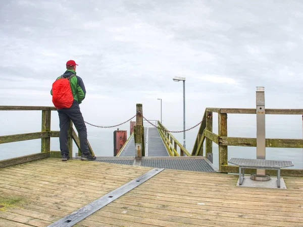 Mann Mit Hut Und Rucksack Unterwegs Tourist Auf Der Brücke — Stockfoto