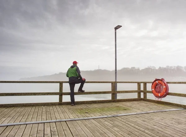 Hat ile sırt çantası seyahat, turizm ve deniz köprüsü nöbet adam. Lowcost seyahat