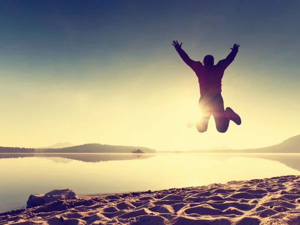 Adam güzel günbatımında tropikal beyaz kum plaj mavi gökyüzü altında görüntüleyin. Plaj spor ve egzersiz.