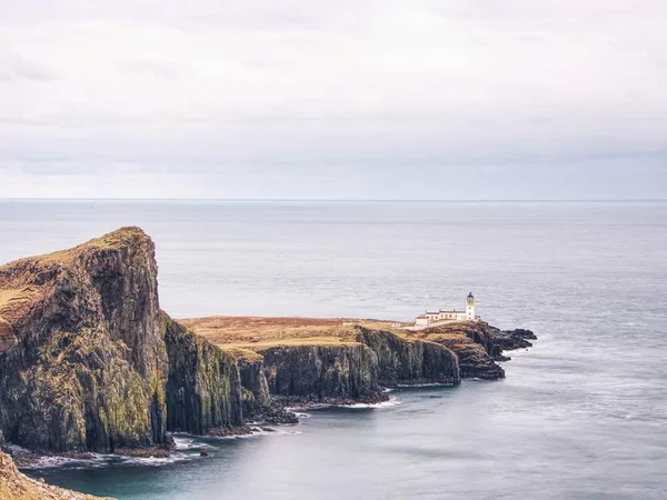 Neist noktası deniz feneri üzerinde gündoğumu. Isle of Skye İskoçya'da popüler fotoğrafçılar konumunda