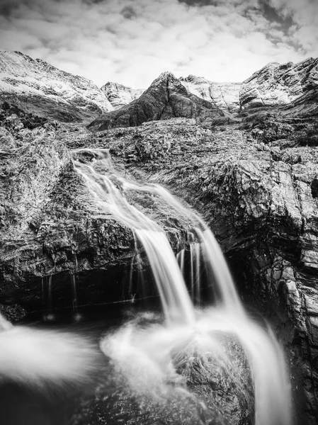 ブラックやクーリン山脈の麓に Glenbrittle で伝説の妖精プール カラフルなプール スコットランドのスカイ島で小さな滝 — ストック写真