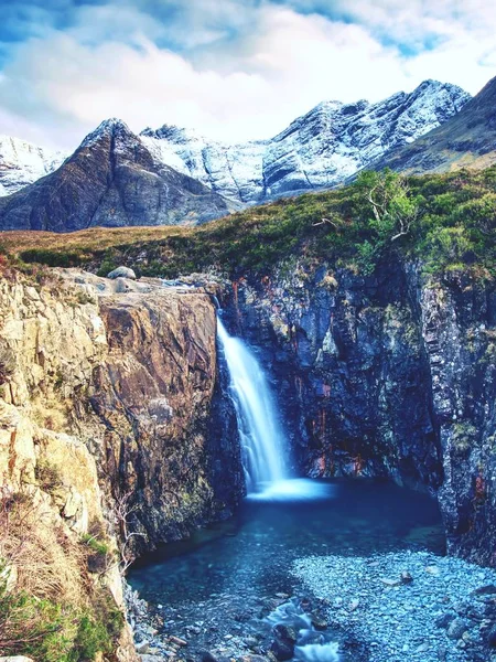 Şelale Keskin Maruz Kayalara Isle Skye Skoçya Üzerinde Peri Havuzları — Stok fotoğraf