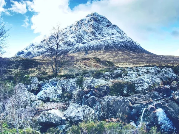 Kış trek. Glencoe, Buachaille Etive Mor t İskoçya yaylalarında o. Güneşli kış günü.