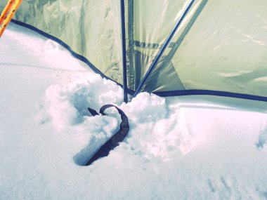 Kamp çadır detayını karda bağlantılı. Aşırı kış trek. Alüminyum çadır direkleri ve rainfly.