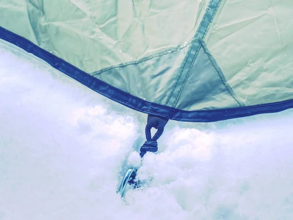 Detalj Camping Tält Förankrad Snö Extrema Vintern Trek Tältpinnar Aluminium — Stockfoto