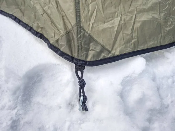 Dettaglio Tenda Campeggio Ancorata Nella Neve Trekking Invernale Estremo Tenda — Foto Stock