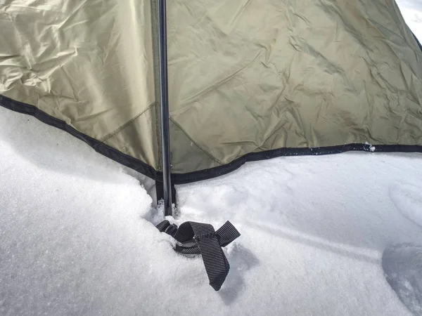 Detalhe Tenda Acampamento Ancorada Neve Caminhada Inverno Extrema Barraca Alumínio — Fotografia de Stock