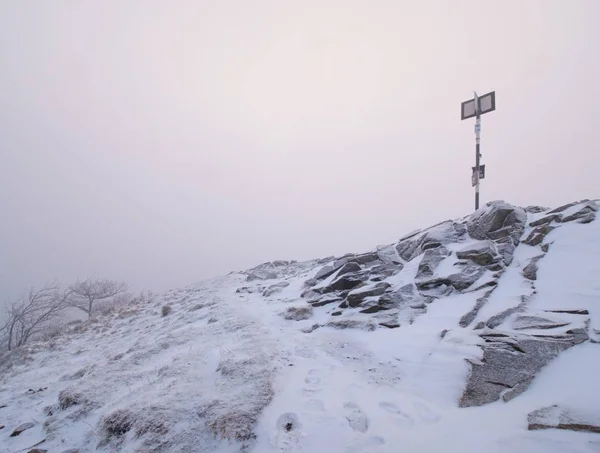 Dağ Kayalık Tepe Karlı Fırtınada Kış Aşırı Sisli Hava — Stok fotoğraf