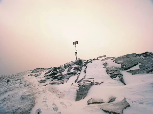 雪に覆われた山のピークが重い霧に隠されています 極端な天気 劇的な自然の風景 Vinyage レトロ調フィルター — ストック写真