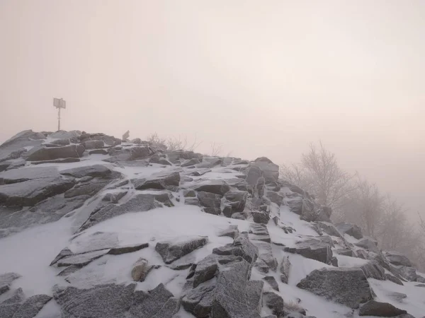 Glad Bergtoppen Herfst Met Eerste Sneeuw Bedekt Verborgen Nevel Wolken — Stockfoto