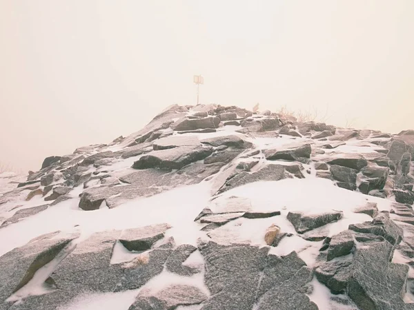 Tapas Montaña Resbaladizas Otoño Cubiertas Primera Nieve Escondidas Niebla Las — Foto de Stock