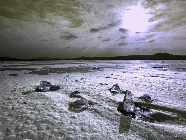 Fragmenty Lodu Zamarzniętym Jeziorze Poziom Wody Podzielone Shinning Postrzępione Kawałki — Zdjęcie stockowe