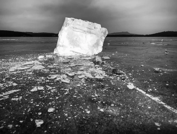 Görüntü buz parçaları ve buz zeminde su damlaları. Doğal buz pateni halka akşamı dondur