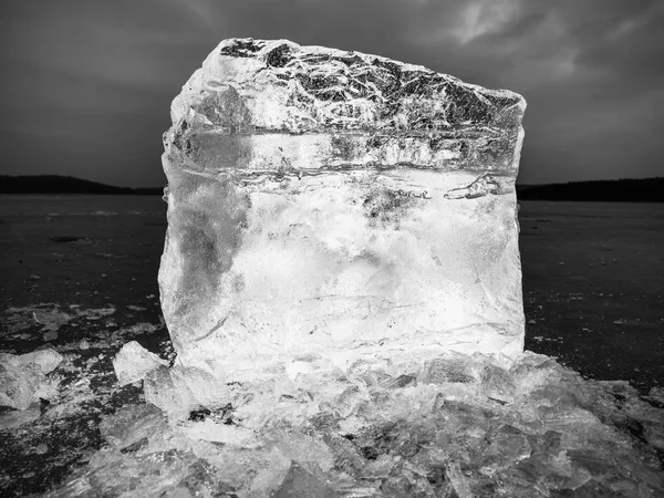 Des Glaçons Bleus Brillent Sur Surface Plate Glacier Grâce Lumière — Photo