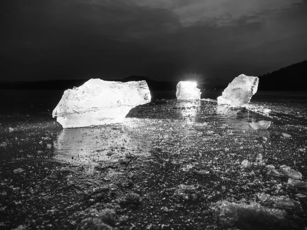 Derretir Trozos Bloques Hielo Picados Fuerte Luz Fondo Colores Brillan —  Fotos de Stock