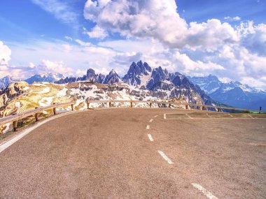 Karavan Alpler Ulusal Doğa Park Tre Cime içinde Dolomites, İtalya için yer otopark için asfalt yol.