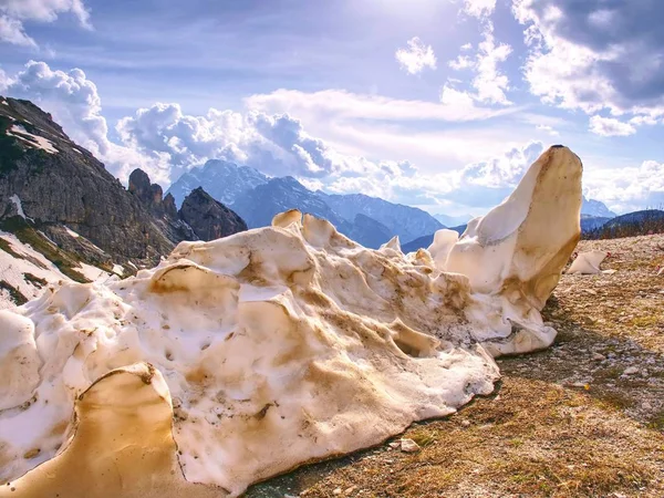 在春天的高山上 其余的肮脏的雪在路上 春天阿尔卑斯山触及多云蓝天 — 图库照片