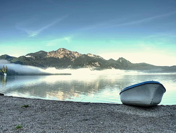 アルプスの湖の堤防でボート釣りを断念しました 日光で輝く朝湖 — ストック写真