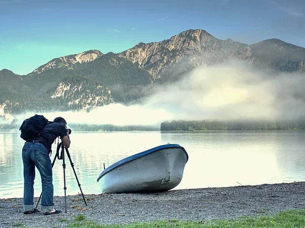 Fotógrafo Com Olho Visor Está Tirando Fotos Lago Com Montanhas — Fotografia de Stock