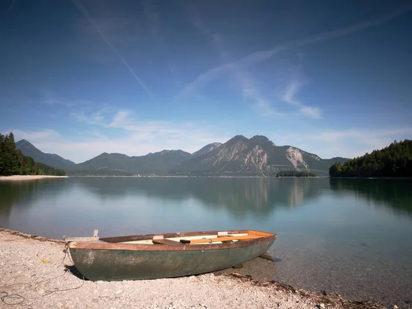 Boot Steenachtige Oever Van Een Berg Lake Walchensee Warme Lentemorgen — Stockfoto
