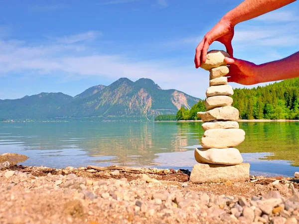 Pirâmide Pedras Planas Uma Praia Lago Seixo Montanhas Espelhando Nível — Fotografia de Stock