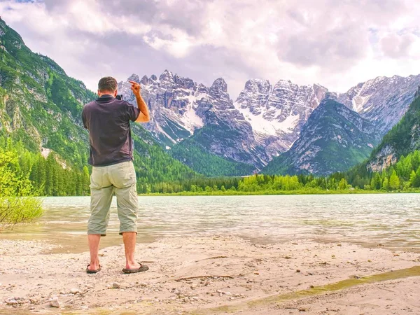 Homem Caminhante Está Tirando Fotos Navio Costa Lago Montanha Silhueta — Fotografia de Stock